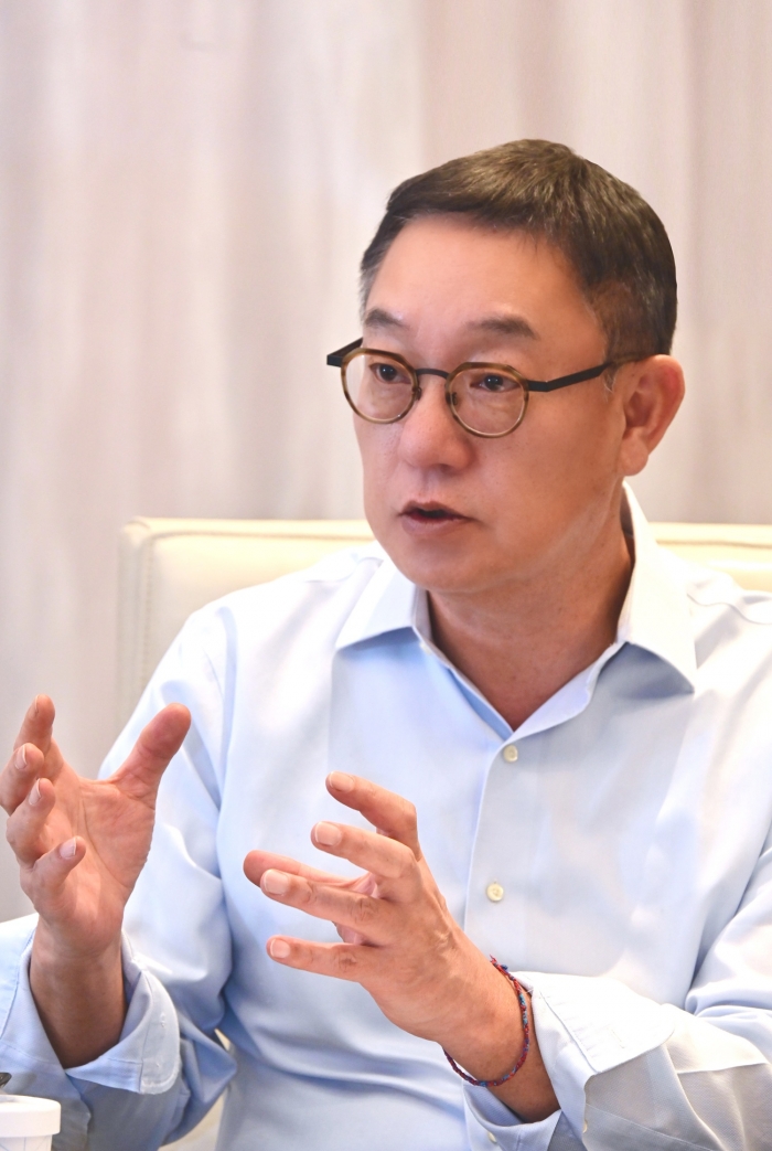 미국 라스베이거스 CES 2026 현장에서 취재진과 만난 현산균 LG CNS 사장 사진=LG CNS 제공