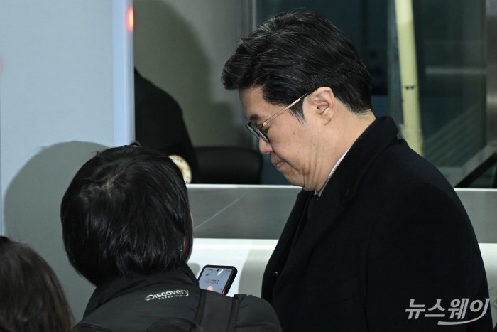 김병주 MBK파트너스 회장이 13일 오전 서울 서초구 서울중앙지방법원에서 열린 특정경제범죄 가중처벌법상 사기 및 자본시장법 등에 대한 혐의 관련 구속 전 피의자 심문(영장실질심사)에 고개를 숙인 채 출석하고 있다. 사진=강민석 기자 kms@newsway.co.kr