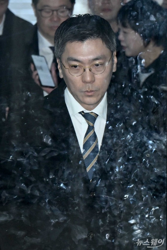 김정환 MBK파트너스 부사장이 13일 오전 서울 서초구 서울중앙지방법원에서 열린 특정경제범죄 가중처벌법상 사기 및 자본시장법 등에 대한 혐의 관련 구속 전 피의자 심문(영장실질심사)에 출석하고 있다. 사진=강민석 기자 kms@newsway.co.kr