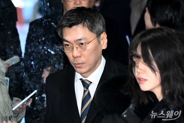 김정환 MBK파트너스 부사장이 13일 오전 서울 서초구 서울중앙지방법원에서 열린 특정경제범죄 가중처벌법상 사기 및 자본시장법 등에 대한 혐의 관련 구속 전 피의자 심문(영장실질심사)에 출석하고 있다. 사진=강민석 기자 kms@newsway.co.kr