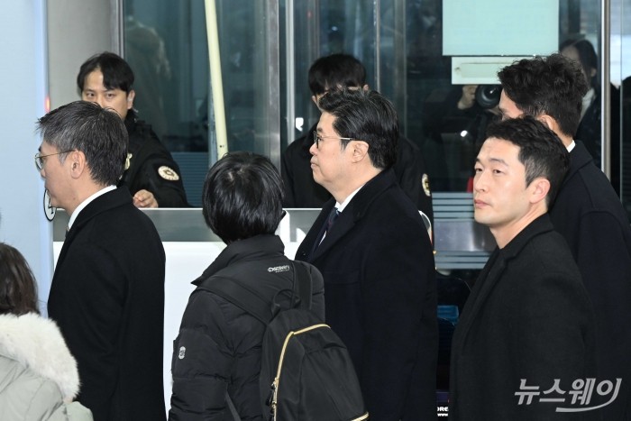 (중앙)김병주 MBK파트너스 회장이 13일 오전 서울 서초구 서울중앙지방법원에서 열린 특정경제범죄 가중처벌법상 사기 및 자본시장법 등에 대한 혐의 관련 구속 전 피의자 심문에 출석하고 있다. (왼쪽 첫 번째)김정환 MBK파트너스 부사장. 사진=강민석 기자 kms@newsway.co.kr