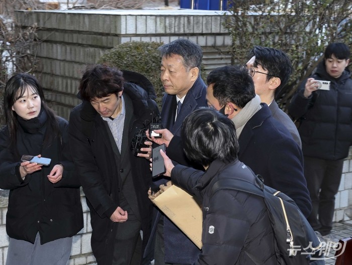 김광일 MBK파트너스 부회장 겸 홈플러스 공동 대표이사가 13일 오전 서울 서초구 서울중앙지방법원에서 열린 특정경제범죄 가중처벌법상 사기 및 자본시장법 등에 대한 혐의 관련 구속 전 피의자 심문(영장실질심사)에 출석하고 있다. 사진=강민석 기자 kms@newsway.co.kr