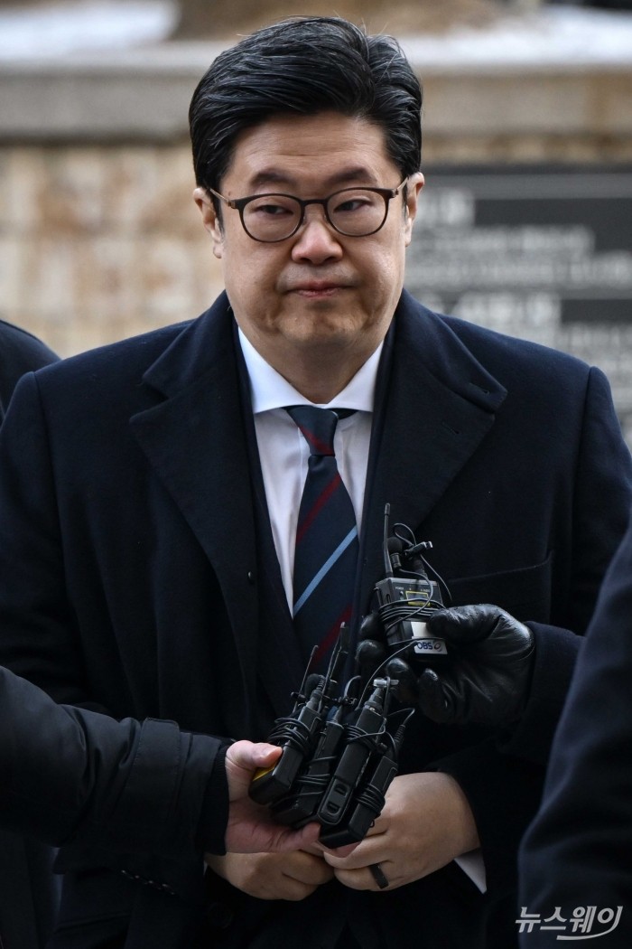 김병주 MBK파트너스 회장이 지난 1월 13일 오전 서울 서초구 서울중앙지방법원에서 열린 특정경제범죄 가중처벌법상 사기 및 자본시장법 등에 대한 혐의 관련 구속 전 피의자 심문(영장실질심사)에 출석하고 있다. 사진=강민석 기자 kms@newsway.co.kr