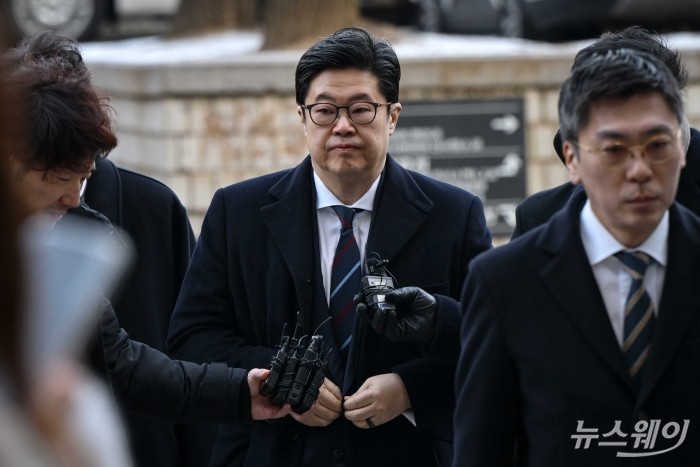 김병주 MBK파트너스 회장이 13일 오전 서울 서초구 서울중앙지방법원에서 열린 특정경제범죄 가중처벌법상 사기 및 자본시장법 등에 대한 혐의 관련 구속 전 피의자 심문(영장실질심사)에 출석하고 있다. 사진=강민석 기자 kms@newsway.co.kr