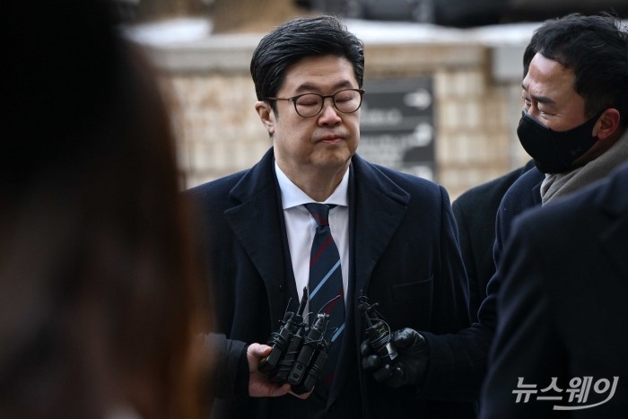 김병주 MBK파트너스 회장이 13일 오전 서울 서초구 서울중앙지방법원에서 열린 특정경제범죄 가중처벌법상 사기 및 자본시장법 등에 대한 혐의 관련 구속 전 피의자 심문(영장실질심사)에 출석하고 있다. 사진=강민석 기자 kms@newsway.co.kr