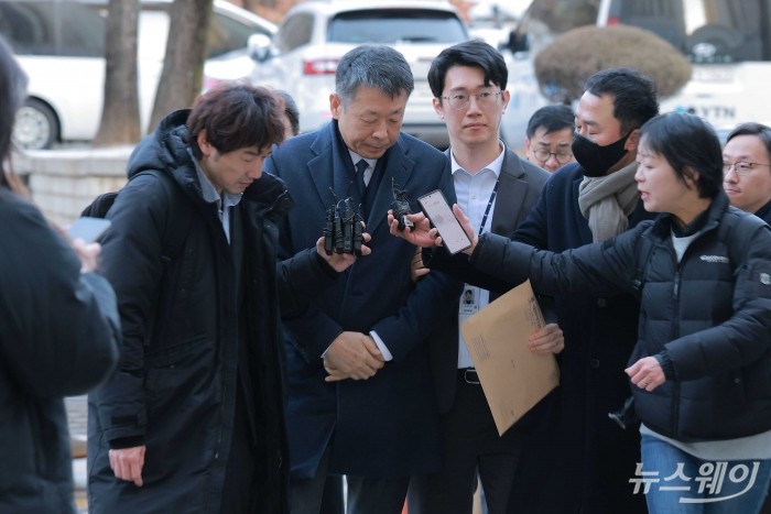 김광일 MBK파트너스 부회장 겸 홈플러스 공동 대표이사가 13일 오전 서울 서초구 서울중앙지방법원에서 열린 특정경제범죄 가중처벌법상 사기 및 자본시장법 등에 대한 혐의 관련 구속 전 피의자 심문(영장실질심사)에 출석하고 있다. 사진=강민석 기자 kms@newsway.co.kr