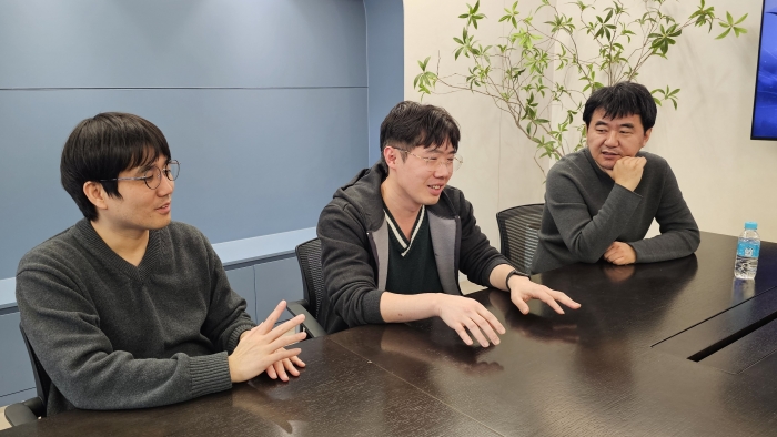 우측부터 박정식 대표, 곽노찬 CD, 장윤진 PD. 사진=웹젠 제공