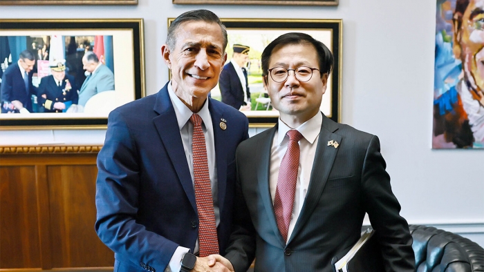 대럴 아이사 미국 하원의원과 여한구 통상교섭본부장. 사진=산업통상부 제공