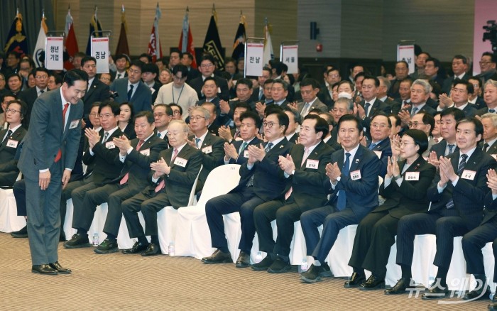 국민의힘 장동혁 대표가 13일 서울 여의도 중소기업중앙회에서 열린 2026 중소기업인 신년인사회에서 인사하고 있다. 사진=강민석 기자 kms@newsway.co.kr