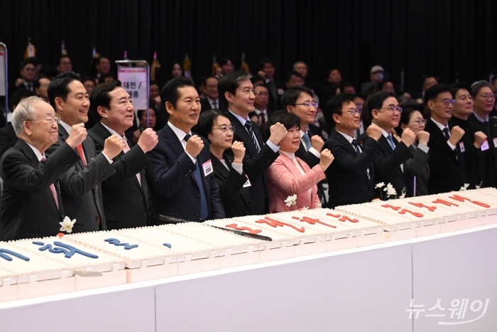 (오른쪽 열하나 번째)정청래 더불어민주당 대표와 (왼쪽 두 번째부터 세 번째까지)장동혁 국민의힘 대표, 김기문 중소기업중앙회 회장을 비롯한 참석자들이 13일 오후 서울 여의도 중소기업중앙회에서 열린 2026년도 중소기업인 신년인사회에서 떡케이크를 자른 뒤 기념촬영을 하고 있다. 사진=강민석 기자 kms@newsway.co.kr