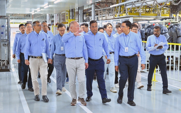 정의선 현대차그룹 회장이 현대차 인도 첸나이공장 임직원들과 함께 생산 라인을 점검하고 있다. 사진=현대차그룹 제공