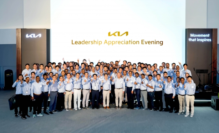 정의선 현대차그룹 회장이 기아 인도 아난타푸르공장 임직원들과 만찬 후 기념 사진을 촬영하고 있다. 사진=현대차그룹 제공