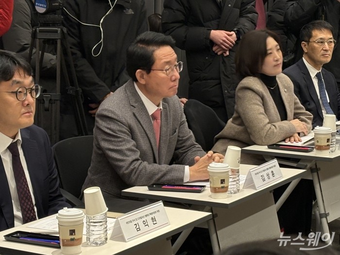 김상훈 국민의힘 주식 및 디지털자산 밸류업 특별위원회 위원장이 14일 서초구 드림플러스 강남에서 열린 디지털자산 정책 간담회에서 업계의 이야기를 경청하고 있다. 사진=한종욱 기자.