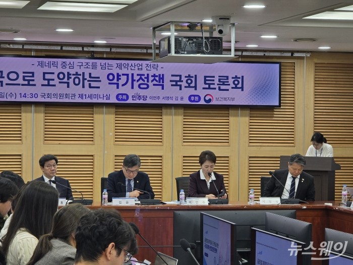 '신약강국으로 도약하는 약가정책 토론회'가 국회의원회관 제1세미나실에서 14일 열렸다. 좌측부터 홍정기 한국제약바이오협회 상무이사, 더불어민주당 김윤, 이언주, 서영석 의원. 사진=이병현 기자