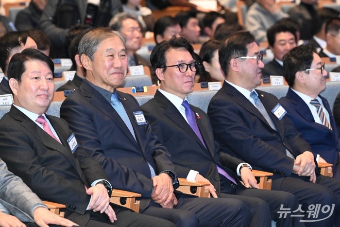 (오른쪽 세 번째)김민석 국무총리와 (왼쪽 두 번째)한승구 대한건설협회 회장을 비롯한 내빈들이 14일 오후 서울 강남구 건설회관에서 열린 건설인 신년인사회에서 미소를 짓고 있다. (왼쪽부터)권영진 국민의힘 국토교통위원회 간사, 한 건협회장, 김 국무총리, 맹성규 더불어민주당 국토교통위원회 위원장, 박범계 더불어민주당 의원. 사진=강민석 기자 kms@newsway.co.kr