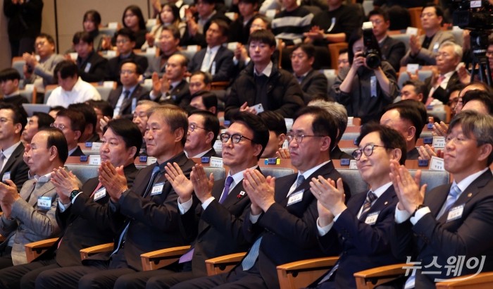 (오른쪽 네 번째)김민석 국무총리와 (왼쪽 세 번째)한승구 대한건설협회 회장을 비롯한 참석자들이 14일 오후 서울 강남구 건설회관에서 열린 건설인 신년인사회에서 박수를 치고 있다. 사진=강민석 기자 kms@newsway.co.kr