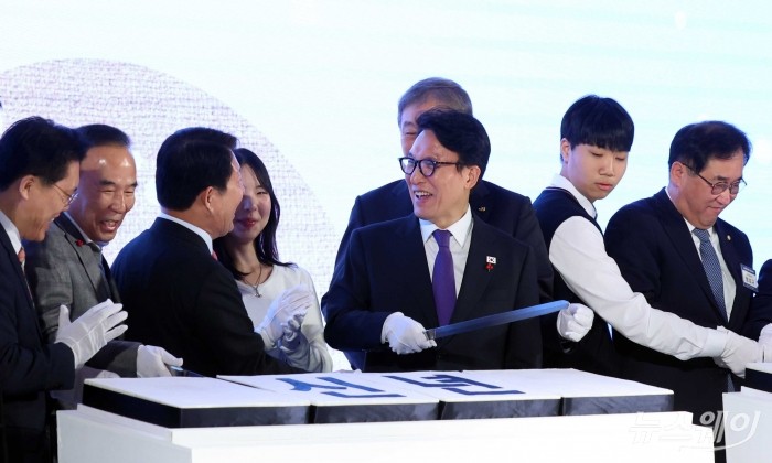 (왼쪽 다섯 번째)김민석 국무총리와 (오른쪽 세 번째)한승구 대한건설협회 회장을 비롯한 참석자들이 14일 오후 서울 강남구 건설회관에서 열린 건설인 신년인사회에서 떡 케이크를 자르고 있다. 사진=강민석 기자 kms@newsway.co.kr