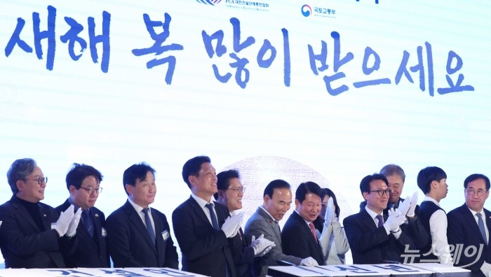 (왼쪽 아홉 번째)김민석 국무총리와 (오른쪽 세 번째)한승구 대한건설협회 회장을 비롯한 참석자들이 14일 오후 서울 강남구 건설회관에서 열린 건설인 신년인사회에서 떡 케이크를 자른 뒤 박수를 치고 있다. 사진=강민석 기자 kms@newsway.co.kr