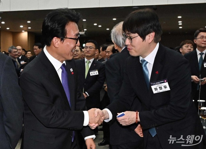 (왼쪽)김민석 국무총리와 하정우 대통령비서실 AI미래기획수석비서관이 14일 오후 서울 강남구 과학기술회관에서 열린 과학기술인·정보방송통신인 신년인사회에서 악수하고 있다. 사진=강민석 기자 kms@newsway.co.kr