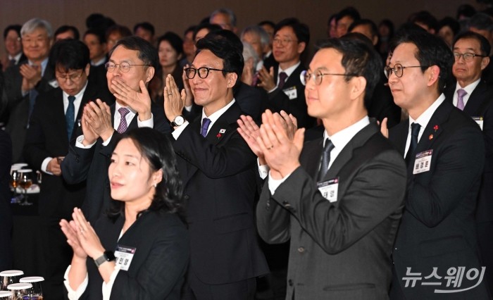 김민석 국무총리가 14일 오후 서울 강남구 과학기술회관에서 열린 과학기술인·정보방송통신인 신년인사회에서 청각장애 아이돌그룹 '빅오션'의 신년 희망 공연을 관람하며 박수치고 있다. 사진=강민석 기자 kms@newsway.co.kr