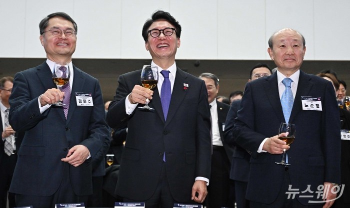 김민석 국무총리가 14일 오후 서울 강남구 과학기술회관에서 열린 과학기술인·정보방송통신인 신년인사회에서 참석자들과 건배하고 있다. (왼쪽부터)김민수 한국과학기술단체총연합회 회장 직무대행, 김 총리, 노준형 한국정보방송통신대연합회장. 사진=강민석 기자 kms@newsway.co.kr