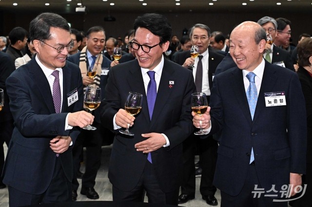 건배 나누는 김민석·김민수·노준형