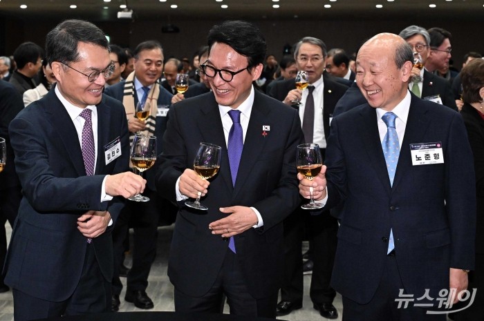 김민석 국무총리가 14일 오후 서울 강남구 과학기술회관에서 열린 과학기술인·정보방송통신인 신년인사회에서 참석자들과 건배하고 있다. (왼쪽부터)김민수 한국과학기술단체총연합회 회장 직무대행, 김민석 국무총리, 노준형 한국정보방송통신대연합회장. 사진=강민석 기자 kms@newsway.co.kr