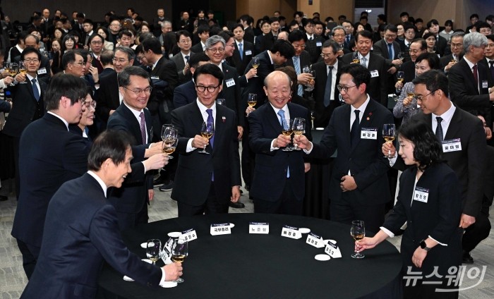 김민석 국무총리를 비롯한 내빈들이 14일 오후 서울 강남구 과학기술회관에서 열린 과학기술인·정보방송통신인 신년인사회에서 건배하고 있다. 사진=강민석 기자 kms@newsway.co.kr
