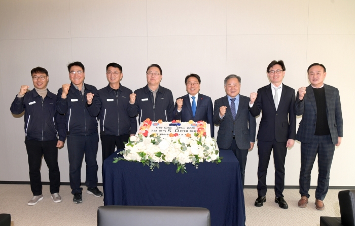 강기정 광주광역시장이 14일 기아 오토랜드광주를 방문해 3년 연속 자동차 생산 50만대 달성 성과를 축하하고 현장 의견을 청취한 후 기념촬영을 하고 있다. /광주광역시 제공