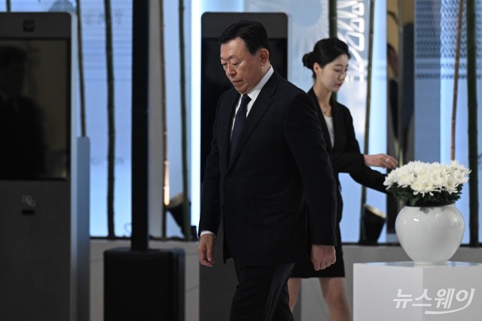 신동빈 롯데그룹 회장이 15일 오전 서울 송파구 롯데월드타워에서 열린 '2026 상반기 롯데 VCM (Value Creation Meeting·옛 사장단회의)'에 참석하기 앞서 故 신격호 롯데그룹 창업주 흉상에 헌화를 마친 뒤 자리로 이동하고 있다. 사진=강민석 기자 kms@newsway.co.krnewsway.co.kr