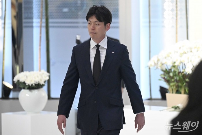 신동빈 롯데그룹 회장의 장남인 신유열 롯데지주 부사장 겸 롯데바이오로직스 대표이사가 15일 오전 서울 송파구 롯데월드타워에서 열린 '2026 상반기 롯데 VCM (Value Creation Meeting·옛 사장단회의)'에 참석하기 앞서 故 신격호 롯데그룹 창업주 흉상에 헌화를 마친 뒤 자리로 이동하고 있다. 사진=강민석 기자 kms@newsway.co.krnewsway.co.kr