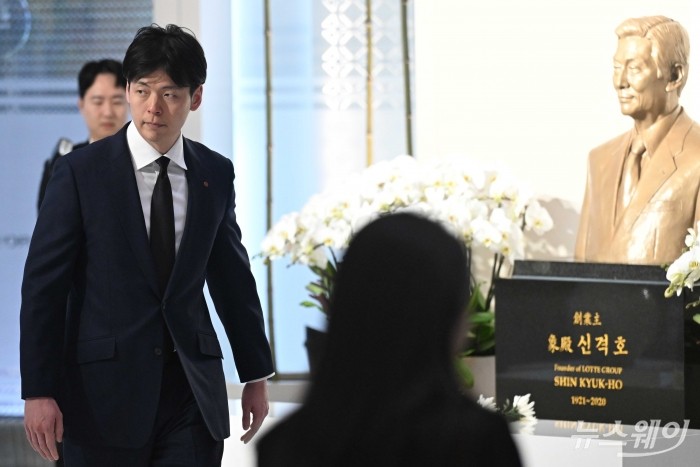 신동빈 롯데그룹 회장의 장남인 신유열 롯데지주 부사장 겸 롯데바이오로직스 대표이사가 15일 오전 서울 송파구 롯데월드타워에서 열린 '2026 상반기 롯데 VCM (Value Creation Meeting·옛 사장단회의)'에 참석하기 앞서 故 신격호 롯데그룹 창업주 흉상에 헌화를 마친 뒤 자리로 이동하고 있다. 사진=강민석 기자 kms@newsway.co.krnewsway.co.kr