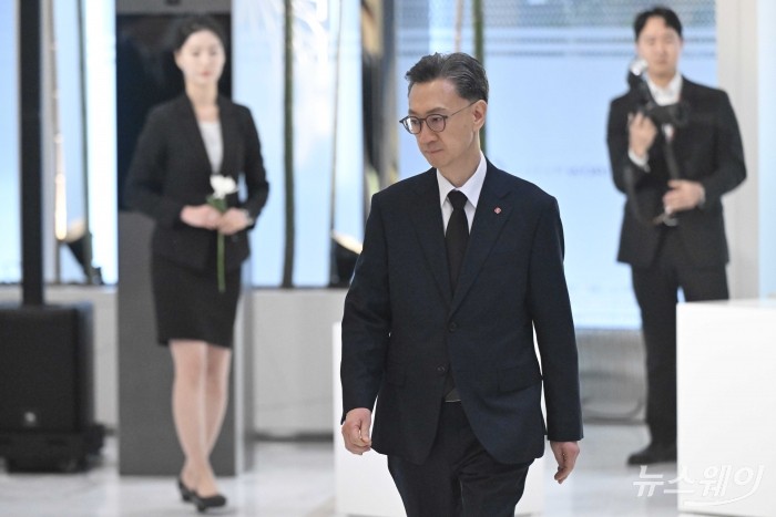 고정욱 롯데지주 공동 대표이사가 15일 오전 서울 송파구 롯데월드타워에서 열린 '2026 상반기 롯데 VCM (Value Creation Meeting·옛 사장단회의)'에 참석하기 앞서 故 신격호 롯데그룹 창업주 흉상에 헌화를 마친 뒤 자리로 이동하고 있다. 사진=강민석 기자 kms@newsway.co.krnewsway.co.kr