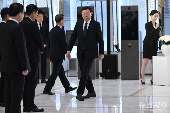 신동빈 롯데그룹 회장이 15일 오전 서울 송파구 롯데월드타워에서 열린 '2026 상반기 롯데 VCM (Value Creation Meeting·옛 사장단회의)'에 참석하기 앞서 故 신격호 롯데그룹 창업주 흉상에 헌화를 마친 뒤 자리로 이동하고 있다. 사진=강민석 기자 kms@newsway.co.krnewsway.co.kr