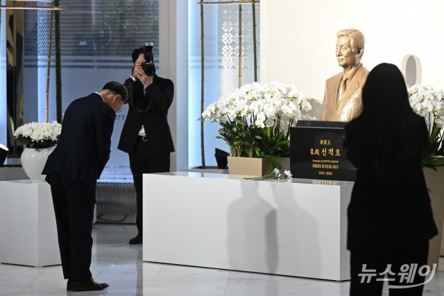 故 신격호 창업주 흉상 묵념하는 고정욱 롯데지주 공동 대표