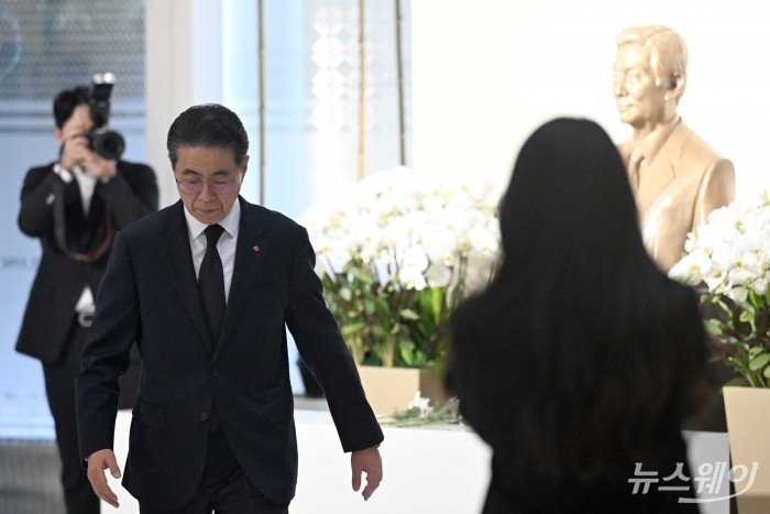 노준형 롯데지주 공동 대표이사가 15일 오전 서울 송파구 롯데월드타워에서 열린 '2026 상반기 롯데 VCM(Value Creation Meeting·옛 사장단회의)'에 참석하기에 앞서 故 신격호 롯데그룹 창업주 흉상에 헌화를 마친 뒤 자리로 이동하고 있다. 사진=강민석 기자 kms@newsway.co.krnewsway.co.kr