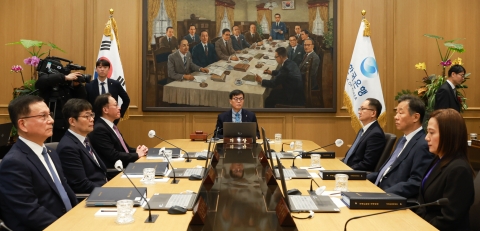 한국은행, 기준금리 연 2.50% 또 '동결'···환율·집값에 묶였다