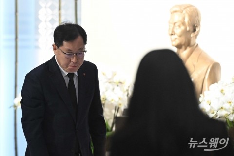 故 신격호 롯데그룹 창업주 헌화 마친 이영준 롯데케미칼 대표