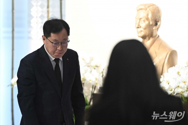 故 신격호 롯데그룹 창업주 헌화 마친 이영준 롯데케미칼 대표