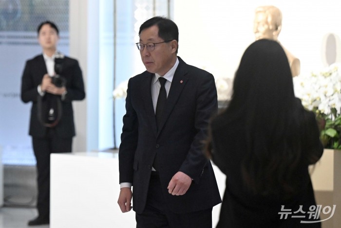 이영준 롯데케미칼 총괄대표가 15일 오전 서울 송파구 롯데월드타워에서 열린 '2026 상반기 롯데 VCM(Value Creation Meeting·옛 사장단회의)'에 참석하기 앞서 故 신격호 롯데그룹 창업주 흉상에 헌화를 마친 뒤 자리로 이동하고 있다. 사진=강민석 기자 kms@newsway.co.krnewsway.co.kr