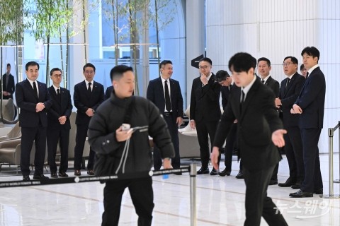 한자리 모인 신동빈·신유열·고정욱·노준형·이영준 사장단들