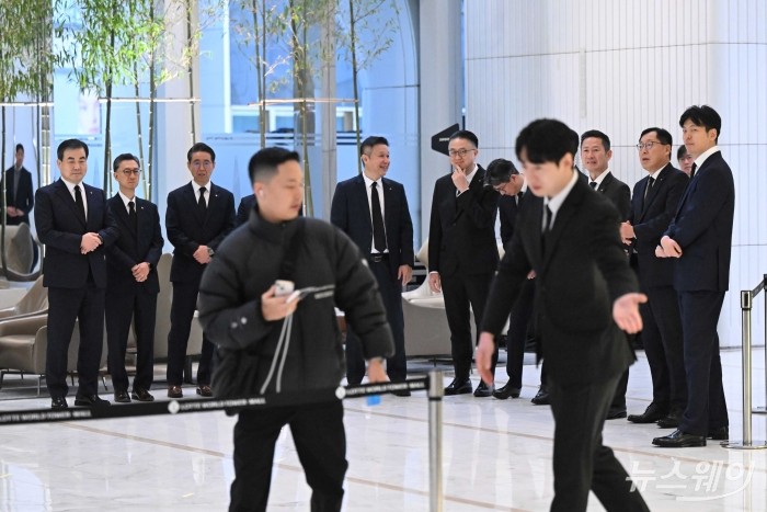 (오른쪽 첫 번째부터)신동빈 롯데그룹 회장의 장남인 신유열 롯데지주 부사장 겸 롯데바이오로직스 대표이사, 이영준 롯데케미칼 총괄대표, 이돈태 롯데지주 디자인실장과 (왼쪽 첫 번째부터)임성복 롯데지주 커뮤니케이션실장, 고정욱·노준형 롯데지주 공동 대표이사, 박두환 롯데지주 HR혁신실장을 비롯한 참석자들이 15일 오전 서울 송파구 롯데월드타워에서 열린 '2026 상반기 롯데 VCM (Value Creation Meeting·옛 사장단회의)'에 참석하기 앞서 故 신격호 롯데그룹 창업주 흉상에 헌화를 하기 위해 잠시 대기하고 있다. 사진=강민석 기자 kms@newsway.co.krnewsway.co.kr