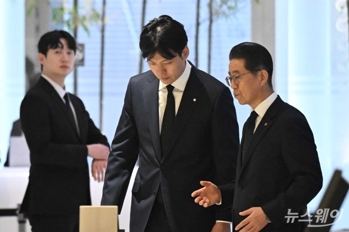 (오른쪽 두 번째)신동빈 롯데그룹 회장의 장남인 신유열 롯데지주 부사장 겸 롯데바이오로직스 대표이사와 노준형 롯데지주 공동 대표이사가 15일 오전 서울 송파구 롯데월드타워에 마련된 故 신격호 롯데그룹 창업주 흉상을 찾아 헌화를 마친 뒤 '2026 상반기 롯데 VCM (Value Creation Meeting·옛 사장단회의)'에 참석하고자 이동하며 대화를 하고 있다. 사진=강민석 기자 kms@newsway.co.krnewsway.co.kr