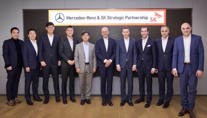 서울 을지로에 위치한 SKT타워에서 SK그룹과 메르세데스-벤츠그룹의 주요 경영진이 미래 모빌리티 분야 협력 강화를 위한 전략적 파트너십을 논의하고 기념 촬영을 하고 있다. <br />
 <br />
(왼쪽부터) 티맵모빌리티 박서하 사업총괄 / SK온 이재승 영업총괄 / 티맵모빌리티 이재환 대표이사 / SK스퀘어 송재승 CIO / SK하이닉스 강욱성 차세대상품기획총괄 / 메르세데스-벤츠그룹 이사회 멤버 및 CTO 겸 개발&구매 총괄 요르그 부르저 / 메르세데스-벤츠코리아 대표이사 마티아스 바이틀 / 메르세데스-벤츠그룹 아태지역 구매 및 협력사 품질관리 부사장 슈테펜 마우어스베르거 / 메르세데스 벤츠 R&D 코리아 센터장 컬삿 카르탈 / 메르세데스-벤츠그룹 고전압 및 반도체 구매 총괄 사샤 자고라츠