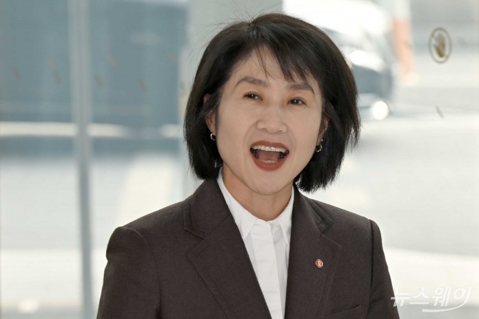 김덕희 대홍기획 대표이사가 15일 오후 서울 송파구 롯데월드타워에서 열린 '2026 상반기 롯데 VCM (Value Creation Meeting·옛 사장단회의)'에 참석하기 위해 회의장으로 이동하고 있다. 사진=강민석 기자 kms@newsway.co.krnewsway.co.kr