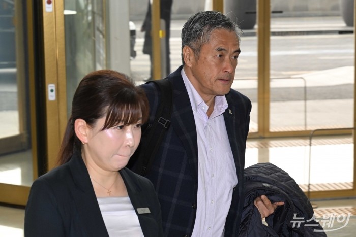 타마츠카 겐이치 일본 롯데홀딩스 대표가 15일 오후 서울 송파구 롯데월드타워에서 열린 '2026 상반기 롯데 VCM (Value Creation Meeting·옛 사장단회의)'에 참석하기 위해 회의장으로 이동하고 있다. 사진=강민석 기자 kms@newsway.co.krnewsway.co.kr