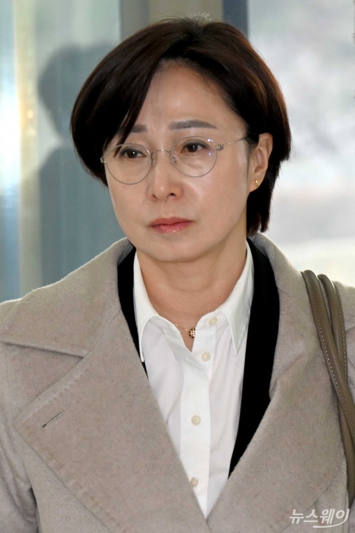 김혜주 롯데멤버스 대표가 15일 오후 서울 송파구 롯데월드타워에서 열린 '2026 상반기 롯데 VCM (Value Creation Meeting·옛 사장단회의)'에 참석하기 위해 회의장으로 이동하고 있다. 사진=강민석 기자 kms@newsway.co.krnewsway.co.kr