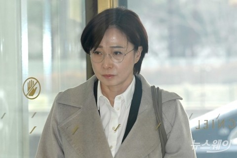 우수에 찬 눈빛으로 VCM 향하는 김혜주 롯데멤버스 대표