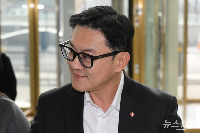 서정호 롯데웰푸드 대표가 15일 오후 서울 송파구 롯데월드타워에서 열린 '2026 상반기 롯데 VCM (Value Creation Meeting·옛 사장단회의)'에 참석하기 위해 회의장으로 이동하고 있다. 사진=강민석 기자 kms@newsway.co.krnewsway.co.kr