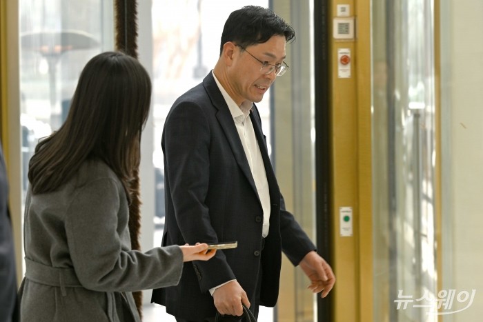주우현 롯데케미칼 첨단소재사업 대표이사가 15일 오후 서울 송파구 롯데월드타워에서 열린 '2026 상반기 롯데 VCM (Value Creation Meeting·옛 사장단회의)'에 참석하기 회의장으로 이동하고 있다. 사진=강민석 기자 kms@newsway.co.krnewsway.co.kr